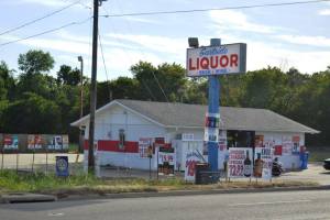 Los supermercados no pueden vender bebidas destiladas; para eso están las "Liquor stores". Es más, en Arkansas, no se puede vender alcohol los domingos, porque es el día del Señor.