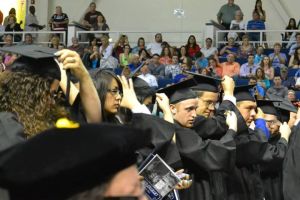 Las graduaciones también son como en las pelis. Aquí están los recién licenciados, cambiándose la borla del birrete de lado para indicar que ya han recibido su título.