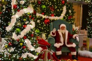 Se toman muy en serio la Navidad, y Santa Claus presta sus rodillas en cada centro comercial.